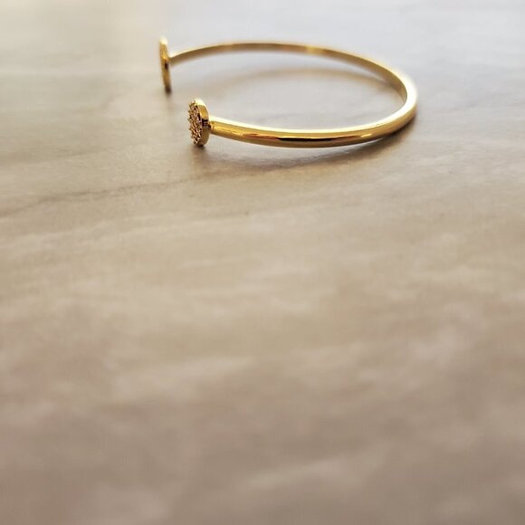 ✨ Stella and Dot Rhinestone Crystal Pave Gold Disk Cuff Bracelet Minimalist ✨ - Picture 4 of 9